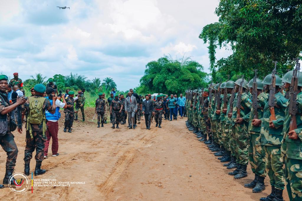 VPMDefenseRdc's tweet image. Le @VPMDefenseRdc S.E.Me @GuyKabombo MUADIAMVITA poursuit sa tournée des provinces dans le cadre de son vaste programme de #Redynamisation des FARDC.
Kisangani, Chef lieu de la Province de la TSHOPO a accueilli, le Vice-Premier Ministre, Ministre de la defense…