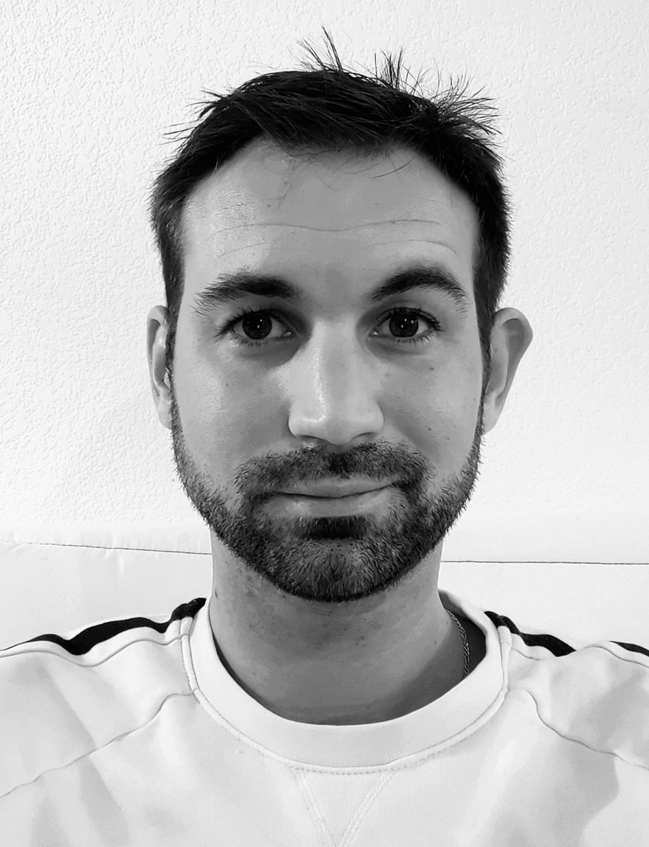 AtomeCrochu's tweet image. 🔴 SCANDALEUX : Ce type travaille avec des adolescents(es) mais se permet de souiller la cérémonie de la mort d'une d'entre-elles !
#jonathanbesse @Coll_Nemesis #Philipine