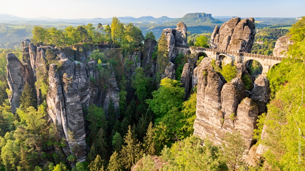 GermanyTravelJP's tweet photo. 奇岩がそびえる奇跡のような自然風景…ここはどこ?
1) ドイツ
2) スイス
3) 異世界
ある意味、3つとも正解。
場所はドレスデン近郊のザクセンスイス。
実際にスイス人が「まるでスイスのようだ」と感激してその名前がつきました。
そしてたぶん、ここは異世界への入り口です…
#SimplyFeelGood https://t.co/RDTSzoOtSv
