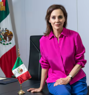 2 pic. 🇲🇽 Lilly Téllez ya perdió el juicio . ¡Dice qué ella recibirá la banda presidencial como presidenta de México! 🇲🇽 #LillyTellez #LaLocaDelSenado https://t.co/7YLGHH1hxd