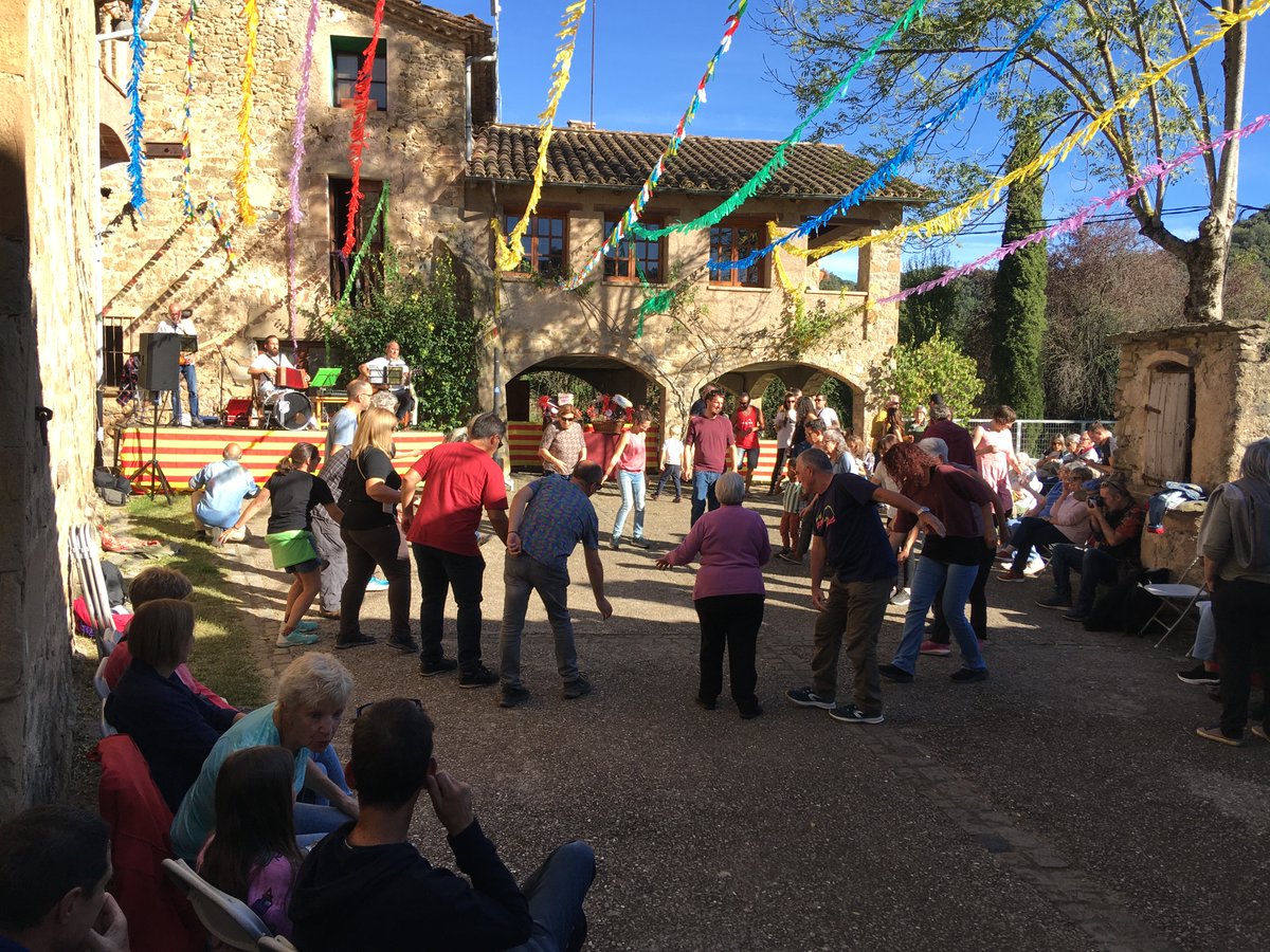 Un dia esplèndid per celebrar la Festa Major de Sant Iscle de Colltort. Al matí h han hagut actes pels petits, ofici solemne, encantament  de coques  i el dinar popular.
A la tarda el grup Presseguers han amenitzat el ball amb la seva música folk i xocolatada a la mitja part.