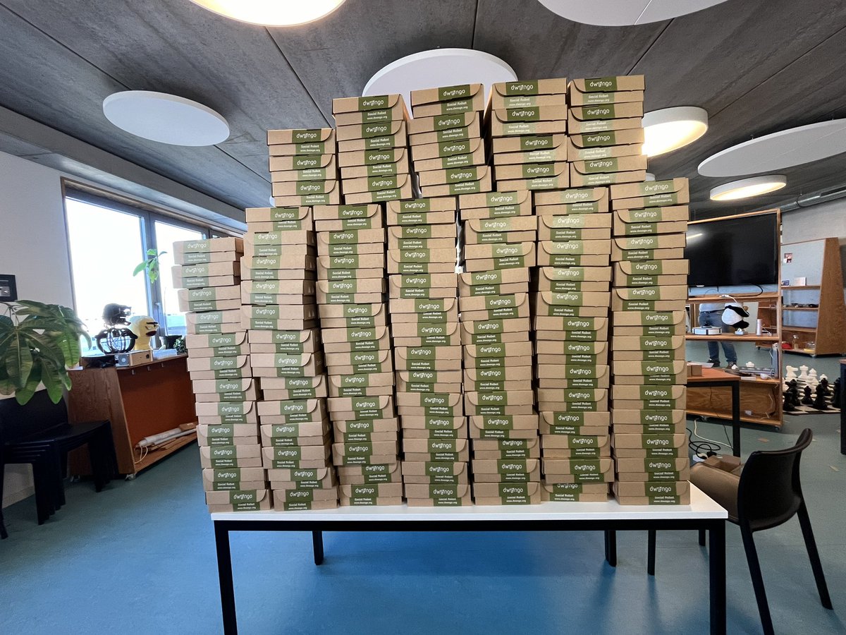 Dank aan vrijwilligers <a href="/IDLabResearch/">IDLab</a> <a href="/ugent_fea/">Faculty of Engineering and Architecture UGent</a> #AIRO en @POV_onderwijs om op zondag de ‘Sociale robots’-kits samen te stellen voor wedstrijd #Excellentiefonds @onderwijs_vl dwengo.org/socialerobotwe…