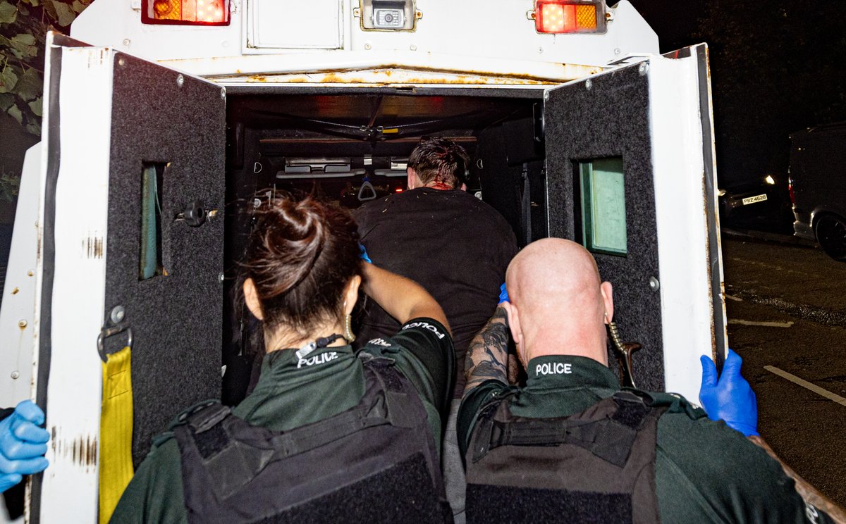 Kscott_94's tweet image. BREAKING: This is the moment members of the public &amp;amp; police detained a man suspected of attempted kidnappings in west Belfast. 

He was detained earlier tonight on the Suffolk Road following the report of an attempted abduction in Lenadoon.

*Pixelated for legal reasons* @BelTel