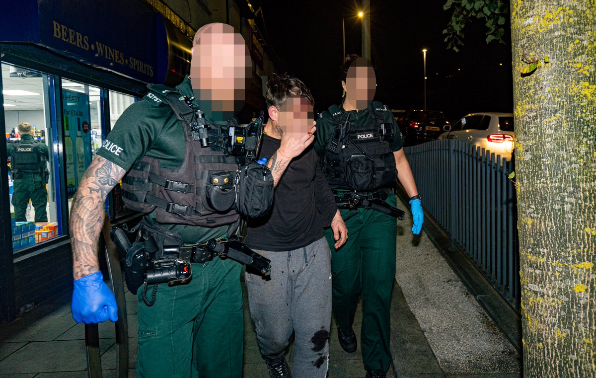 Kscott_94's tweet image. BREAKING: This is the moment members of the public &amp;amp; police detained a man suspected of attempted kidnappings in west Belfast. 

He was detained earlier tonight on the Suffolk Road following the report of an attempted abduction in Lenadoon.

*Pixelated for legal reasons* @BelTel