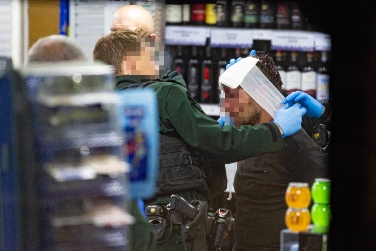 Kscott_94's tweet image. BREAKING: This is the moment members of the public &amp;amp; police detained a man suspected of attempted kidnappings in west Belfast. 

He was detained earlier tonight on the Suffolk Road following the report of an attempted abduction in Lenadoon.

*Pixelated for legal reasons* @BelTel
