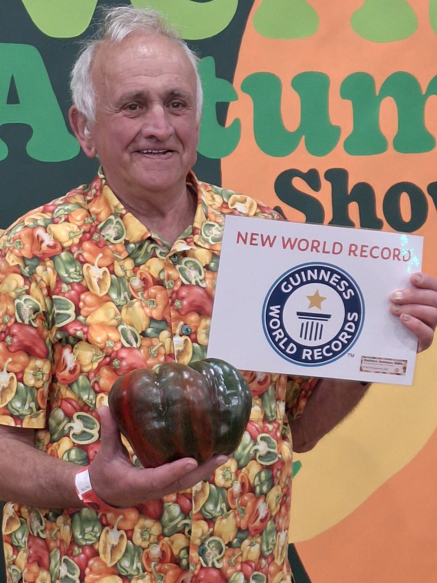 Malvern Autumn Show is over for another year. Thank-you to the other exhibitors and organisers for making it enjoyable. The icing on the cake was getting another World record for the heaviest bell pepper. (963g)