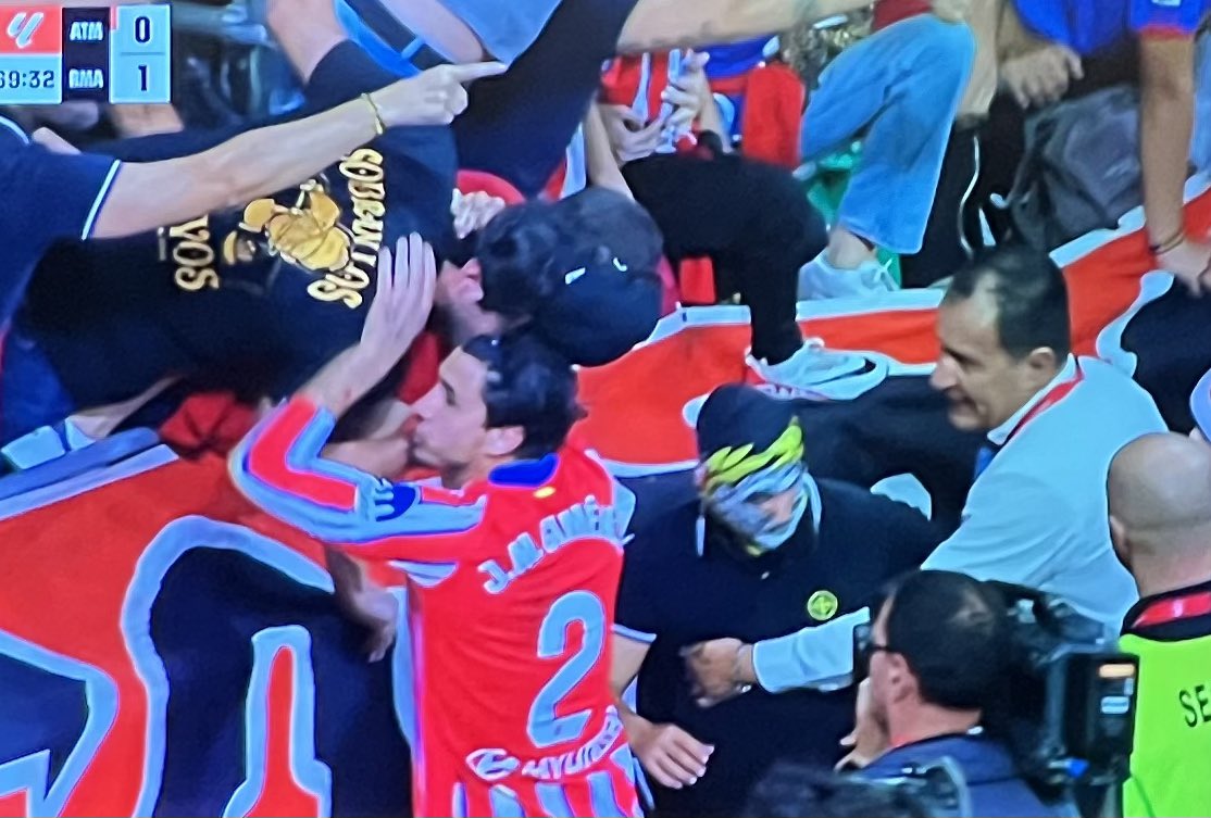 JGALLEGOonfire's tweet photo. Pasamontañas, capuchas, el entrenador y los jugadores teniendo que pedir que no tiren más objetos… Lamentable https://t.co/fHJ2AlMIWm