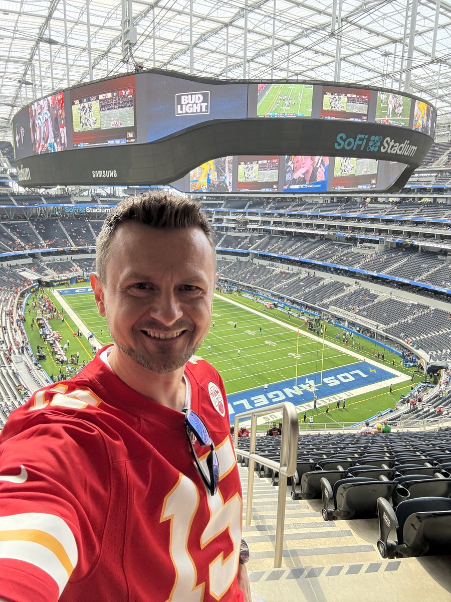 Grüße aus dem SoFi-Stadium! Heute Chiefs @ Chargers, nächsten Sonntag Packers @ Rams. Was für eine 🔨-Woche, um als Football-Fan in LA zu sein. 🤩🏟️🏈
<a href="/itsnicetomitja/">Mitja Lafere</a> <a href="/BjoernWerner/">Björn Werner</a> <a href="/janawosnitza/">Jana Wosnitza</a> <a href="/stecker_jan/">Jan Stecker</a> #RTLNFL #gochiefs #sofistadium
