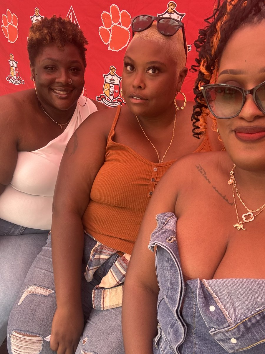 Ms. Goody Two Shoes tweet media