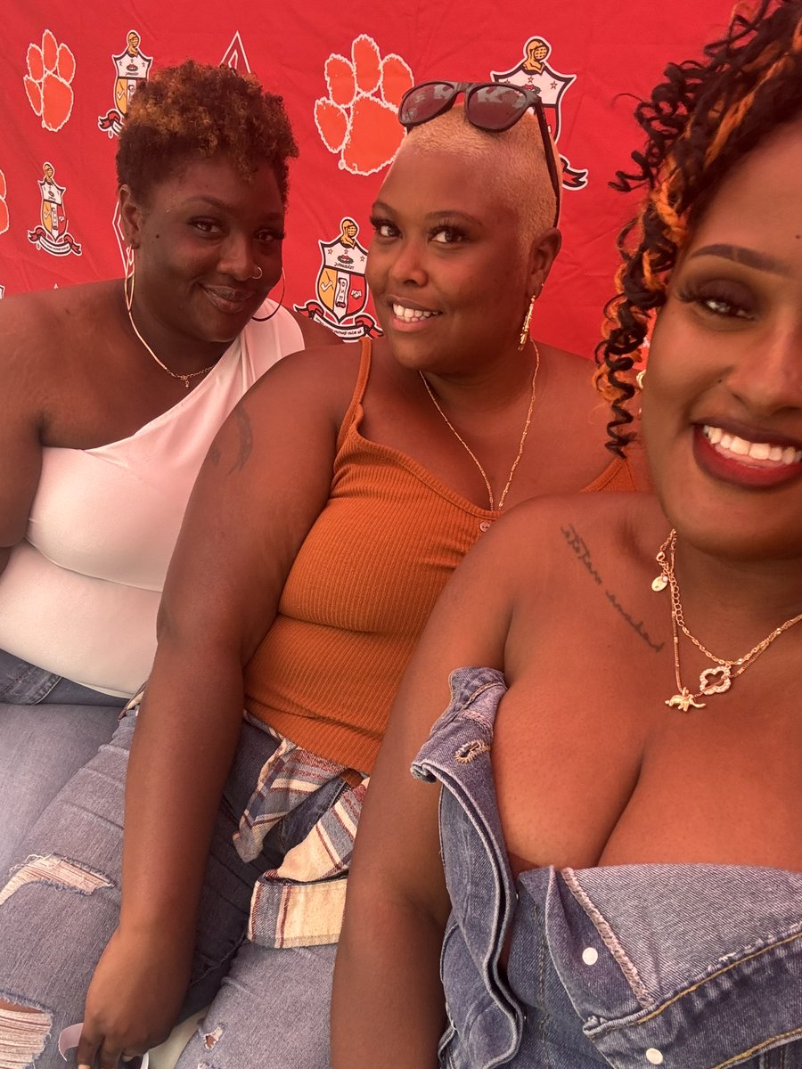 Ms. Goody Two Shoes tweet media