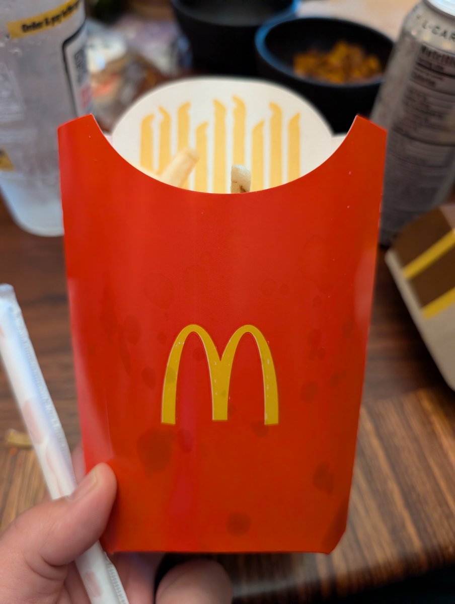 Peppermonkey's tweet image. Every time I get a large fry.

These people need to be retrained.

@McDonalds please teach people to fill the fry container correctly.