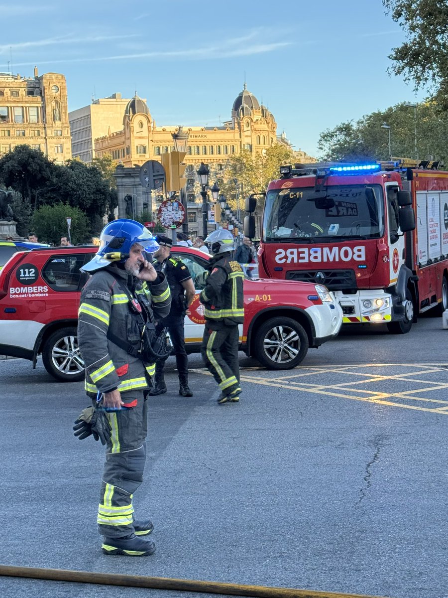 [ACCIDENT] DE BUS PER LÍQUIDS I TENEN QUE PRECINTAR TOTA LA PLAÇA CATALUNYA AHIR A LES  (18:36)/ #bombersbarcelona #bombers #firefighters #accidentebarcelona