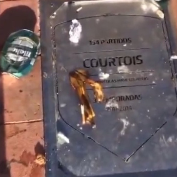 theMadridZone's tweet image. Threw garbarges at his plaque, whistled &amp;amp; insulted him during warm-up and throughout all the game.

But, when Courtois celebrates infront of them, that's where they draw the line &amp;amp; start throwing objects on the pitch trying to harm him.

Atletico Madrid fans for you, awful!