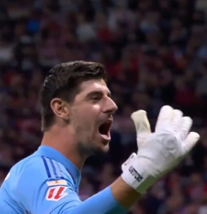 theMadridZone's tweet image. Threw garbarges at his plaque, whistled &amp;amp; insulted him during warm-up and throughout all the game.

But, when Courtois celebrates infront of them, that's where they draw the line &amp;amp; start throwing objects on the pitch trying to harm him.

Atletico Madrid fans for you, awful!