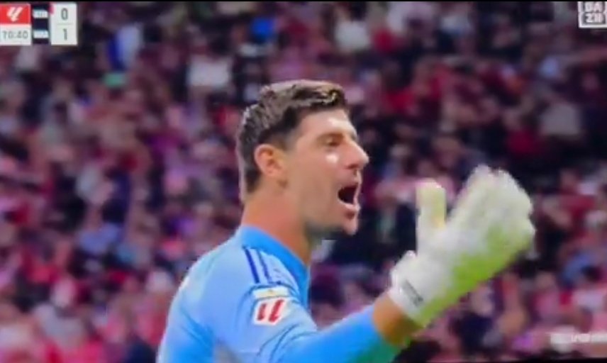 INFO_MESTALLA's tweet image. 👉🏻Courtois provoca a la grada del Atlético celebrando el gol con risas y recibe objetos

👉🏻Vinicius provoca a la grada del Valencia con gestos de a 2ª tocándose los genitales entre risas y recibe insultos

🔴Ellos provocan porque se sienten impunes y luego son las víctimas