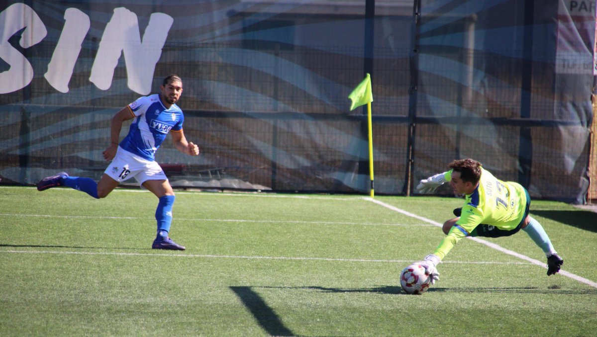 DeporteCLM's tweet photo. 🤤 ¡Vaya salvada de  @sootooo4 para salvar a su equipo, el @cdcazalegaseb!

📷 @ttescarrizo / @SocuAlDia https://t.co/dApdPAU3JK