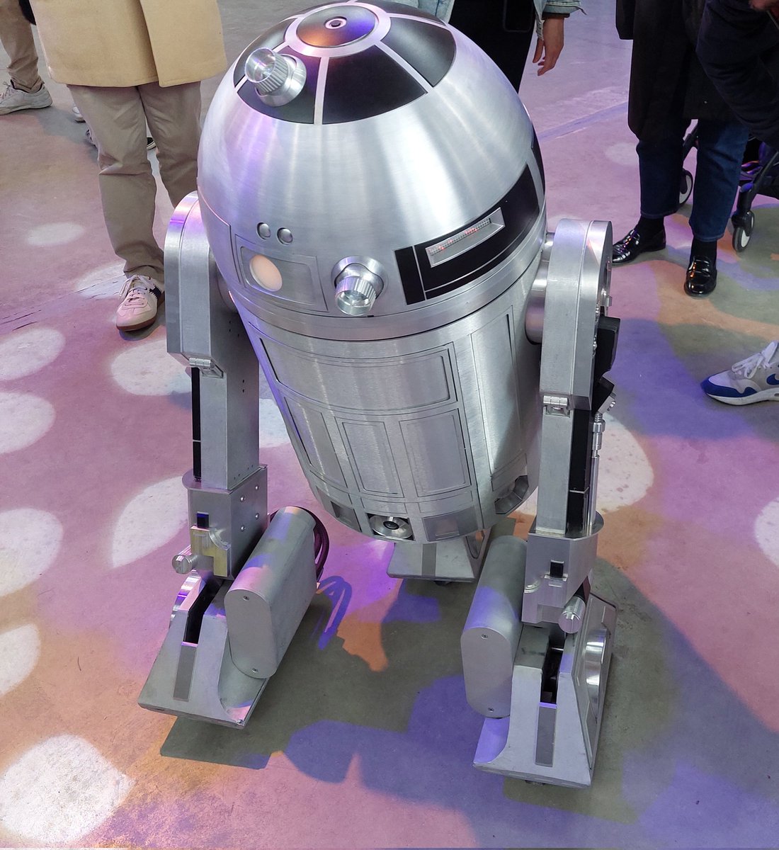 #poesie lunaire à <a href="/starsupfestival/">STAR'S UP | Le festival de l'Espace</a>  🚀 vroum avec <a href="/ArielKyrou/">Ariel Kyrou</a> mais que c'est choupi, le Hangar Y de Meudon !
On a fait le plein de fusées, de troopers et de verdure ! Merci ❤️
<a href="/robert_laffont/">Robert Laffont</a> #sciencefiction 🌛
#leschampdelalune