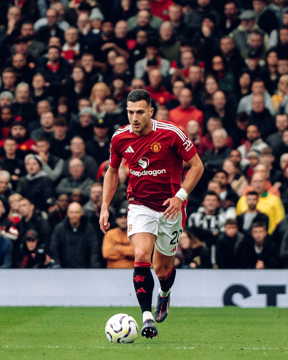 TheTraffordHub's tweet photo. 🔴⚪️⚫️ HT: #mufc 0-1 Spurs.

Shambolic, disgraceful, unacceptable. Brennan Johnson’s early goal and Bruno Fernandes’ red card compile a disastrous first half for Manchester United. https://t.co/osOJlTw7Om