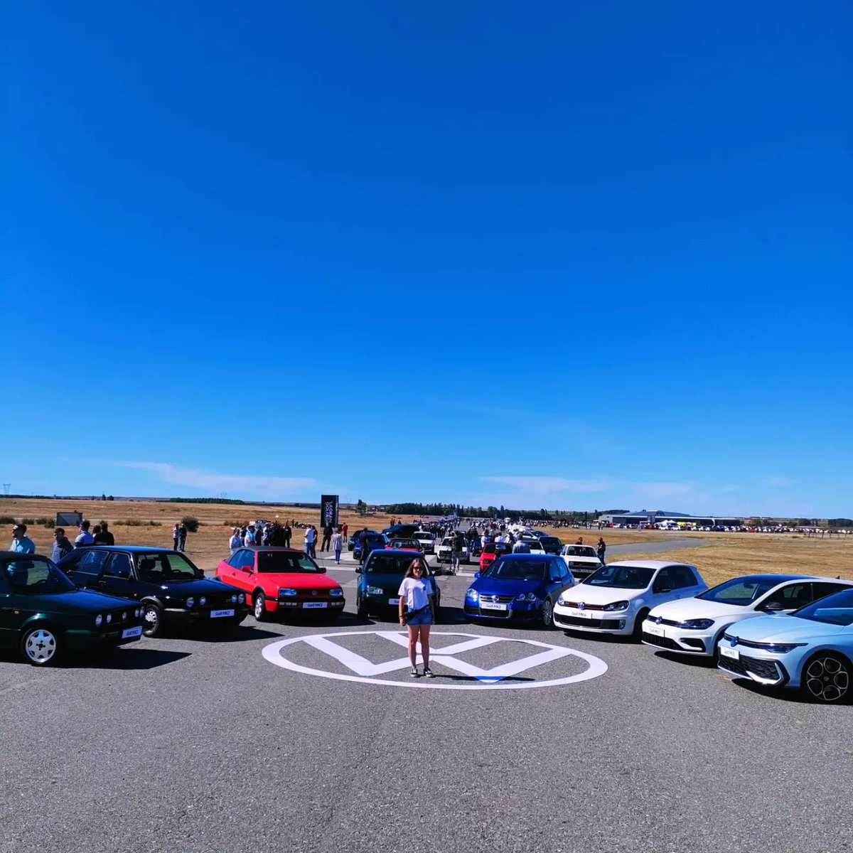 La Gran Golfada, 50 años del Golf, 8 generaciones. Pocos modelos de coche pueden decirlo ni levantan tantas pasiones. Larga vida al Golf🤍. Muchas gracias a <a href="/VW_es/">Volkswagen España</a> por organizar este pedazo de evento