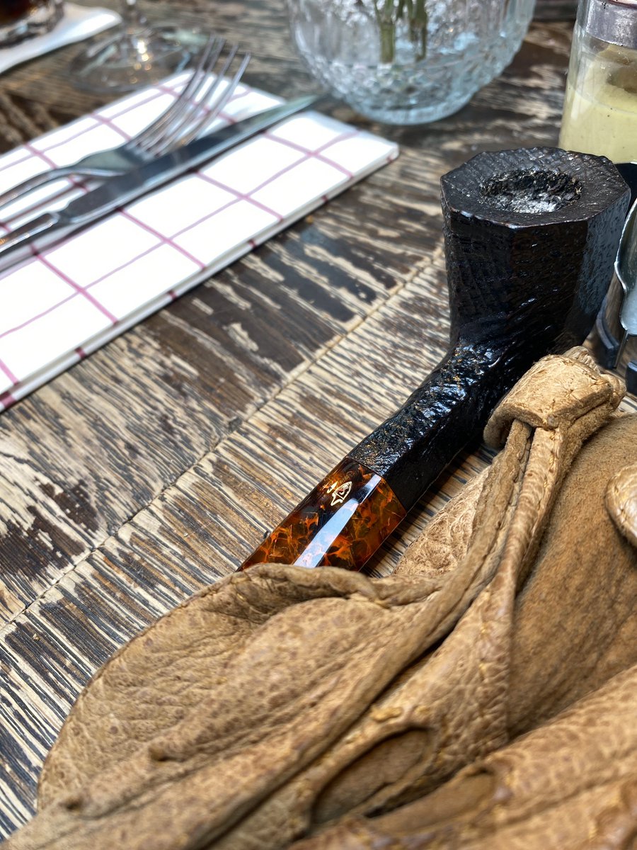amelien's tweet photo. Smoking some Luxury Bullseyes in a Savinelli Ottagono Due #pipesmoking #piper #pipe #tobaccopipes #keepcalmandsmokeapipe https://t.co/KCqPFiT1Gn