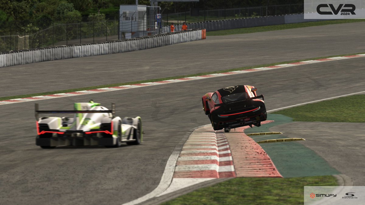Susto de Diana a bordo del 911 de @firebird_team al rebotar con una banana exterior.
#givesyouwings