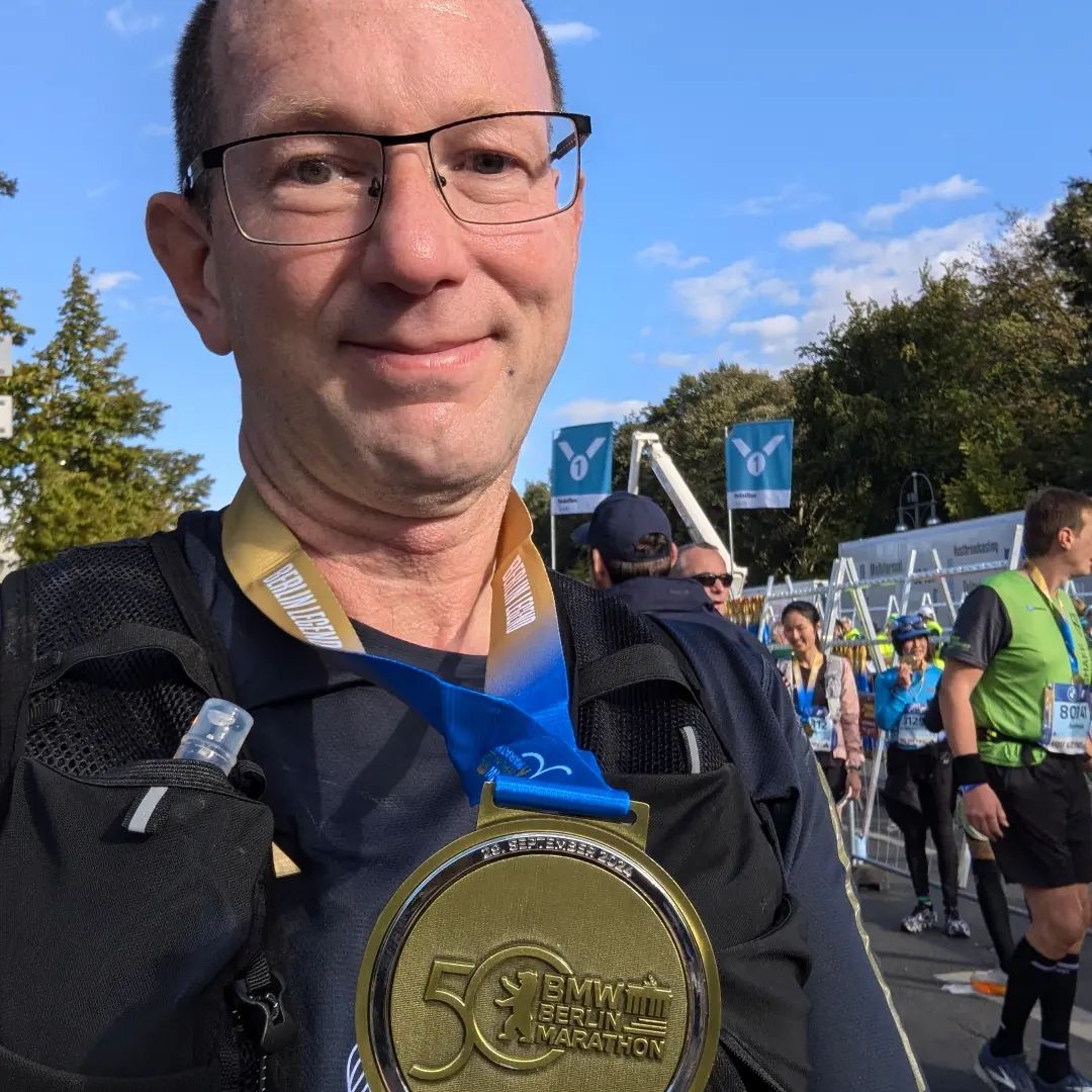 astreim's tweet photo. 5:12:39 bei meinem ersten Marathon. Ich bin ein bisschen glücklich. #berlinmarathon #finisher https://t.co/u2fiG9ShC8 https://t.co/m9QwChmtfi