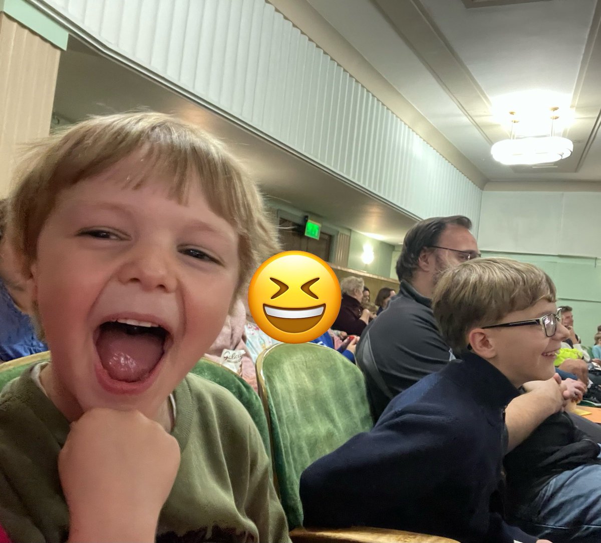 On the actual edge of their seats in hysterics listening to the legend himself <a href="/MichaelRosenYes/">Michael Rosen 💙💙🎓🎓 NICE 爷爷</a> at the Bath Kids Lit Fest yesterday. They then came home and watched loads more poems online and made up their own rhythm poem on a dog walk today too 🧡 <a href="/bathkidslitfest/">Bath Children's Literature Festival</a>