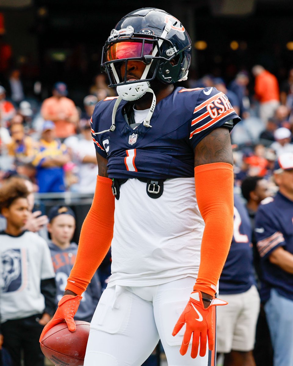 ChicagoBears's tweet photo. The orange sleeves &amp; visor combo goes hard 🔥 https://t.co/N7nJ8ym1pT