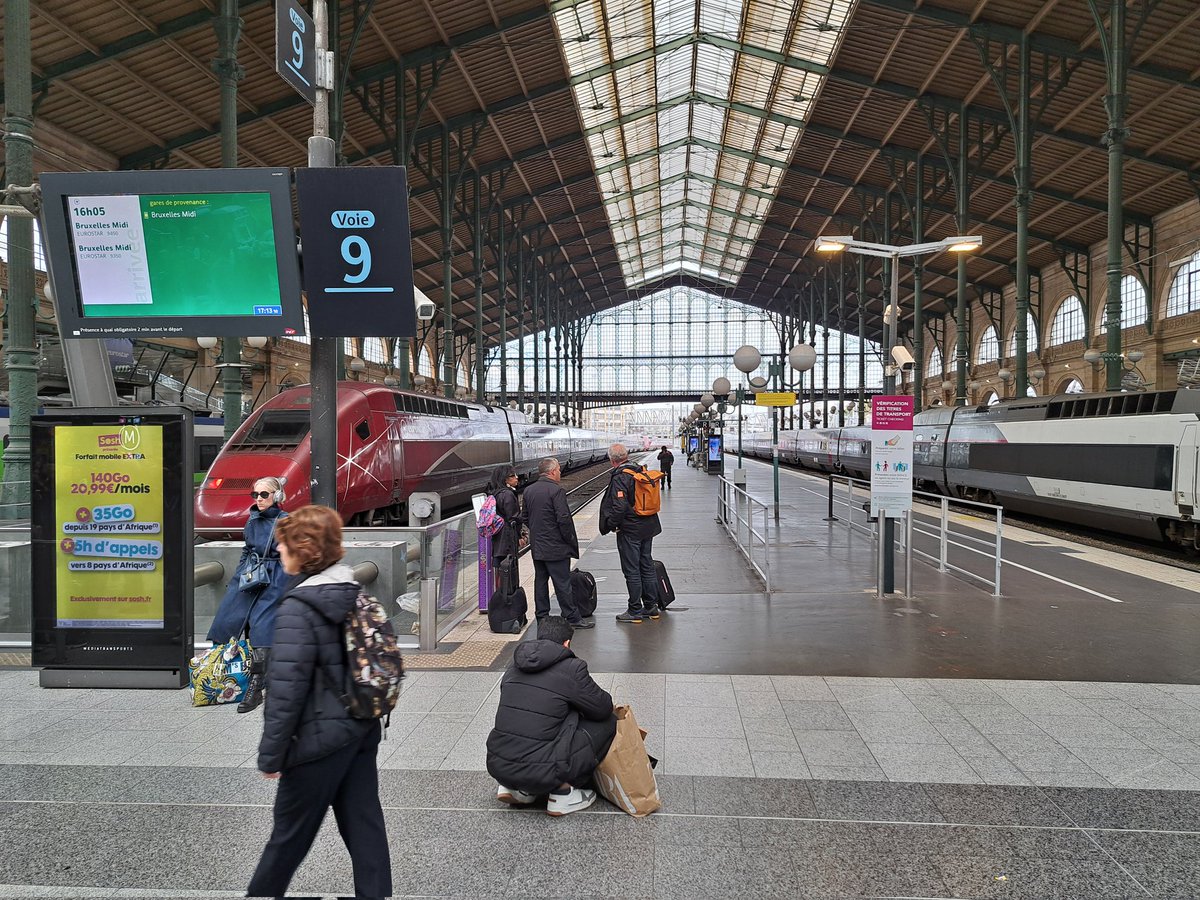 Parijs dag 4. Gare du Nord zonder allerlei hekwerken zoals in coronatijd. Maar wel treinen die 34 minuten te laat vertrekken, na drie kwartier rijden op 35 km van Parijs opnieuw stilstaan. TGV's halen ons nu in.
Enige informatie van <a href="/Eurostar/">Eurostar</a>: open de treindeuren niet. Tss.
