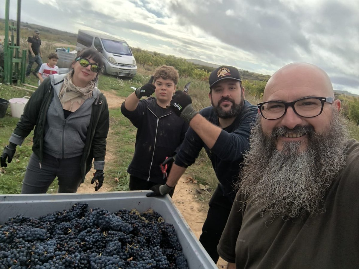 elretrogusto's tweet photo. Los modelitos de las influencers del vino ayer en Valladolid VS los modelos reales que deberíais enseñar a vuestros hijos.

El premio, del esfuerzo, no es comparable. 💋🍷 https://t.co/bYyBLZVTGv