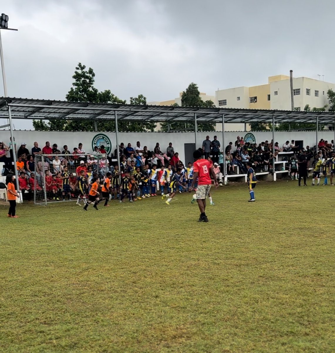 Solo nos queda agradecer 🙏🏼, en el día de ayer realizamos nuestro primer festival de Fútbol, con más de 350 niños, 20 Equipos en 4 Categorías en un día cargado de fútbol. Fue un día cargado de muchas emociones y de mucho compañerismo. ⚽️👑
Gracias.
