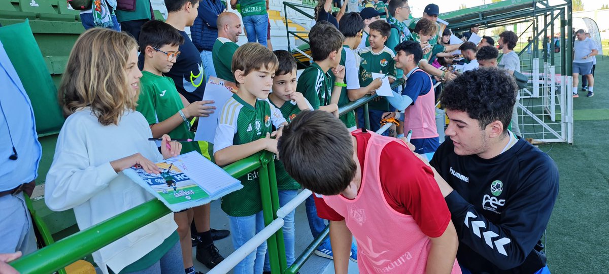 Nuestros canteranos <a href="/Ikeeerbs/">Iker Bidaurrazaga Santamaría</a> y <a href="/mariovaaliente/">Mario Valiente Pérez</a> ya saben lo que es firmar autógrafos en el Estadio Príncipe Felipe.

Gracias a <a href="/cesarpavoon7_/">cesar pavon</a> por las fotografías