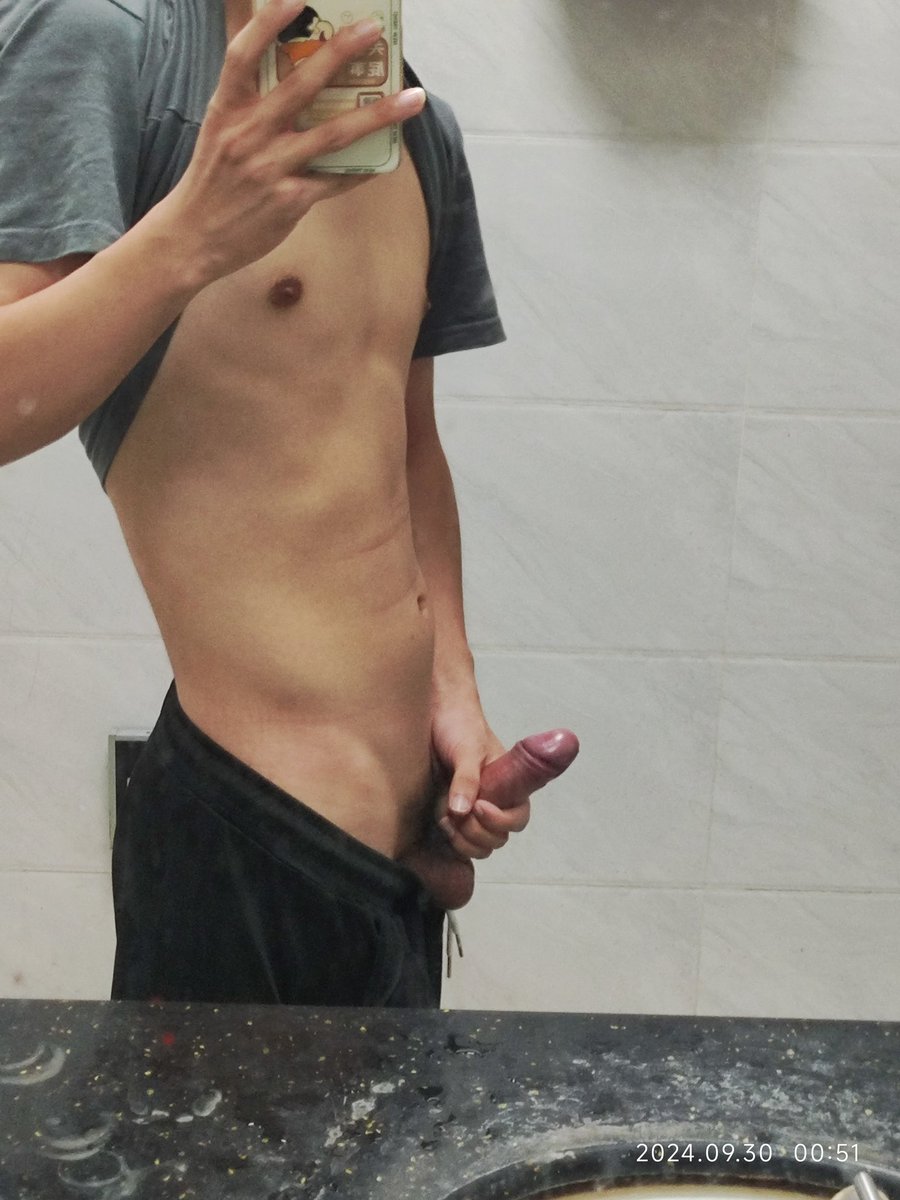 深夜在没人的公园公厕里撸🤪