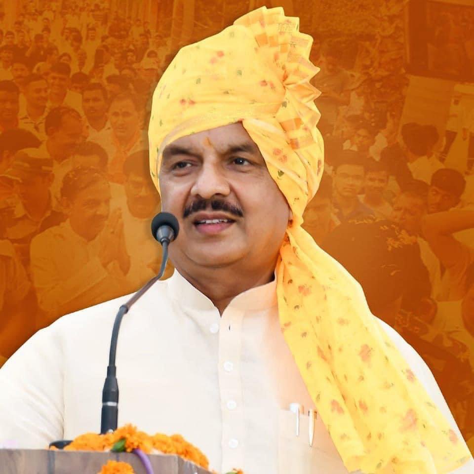 मेरे जैसे अनगिनत कार्यकर्ताओं के आदर्श अभिवावक,कार्यकर्ताओं के साथ समभाव और संवाद रखने वाले,कार्यकर्ताओं की चिंता करना और प्रतिकूल परिस्थितियों में उनके साथ अटल भाव से खड़े रहने वाले हम सबके नेता आदरणीय <a href="/dr_maheshsharma/">Dr. Mahesh Sharma</a>जी को जन्मदिन की हार्दिक शुभकामनाएँ।