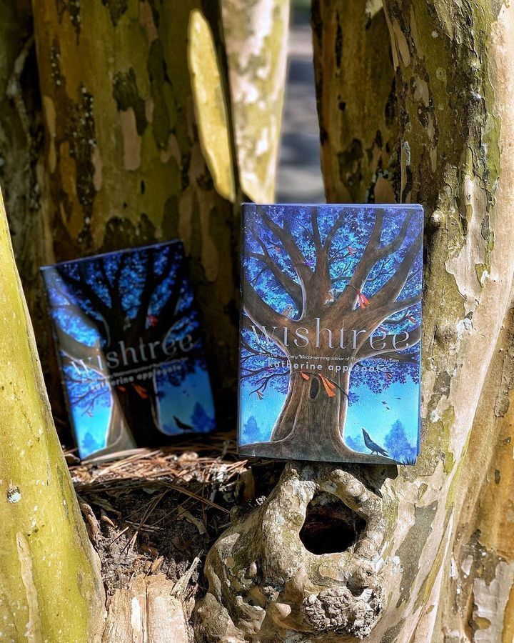 kaaauthor's tweet image. “Different languages, different food, different customs. That&apos;s our neighborhood: wild and tangled and colorful. Like the best kind of garden.” 
🌳🐦‍⬛🪻
#wishtree @MacKidsBooks #mglit