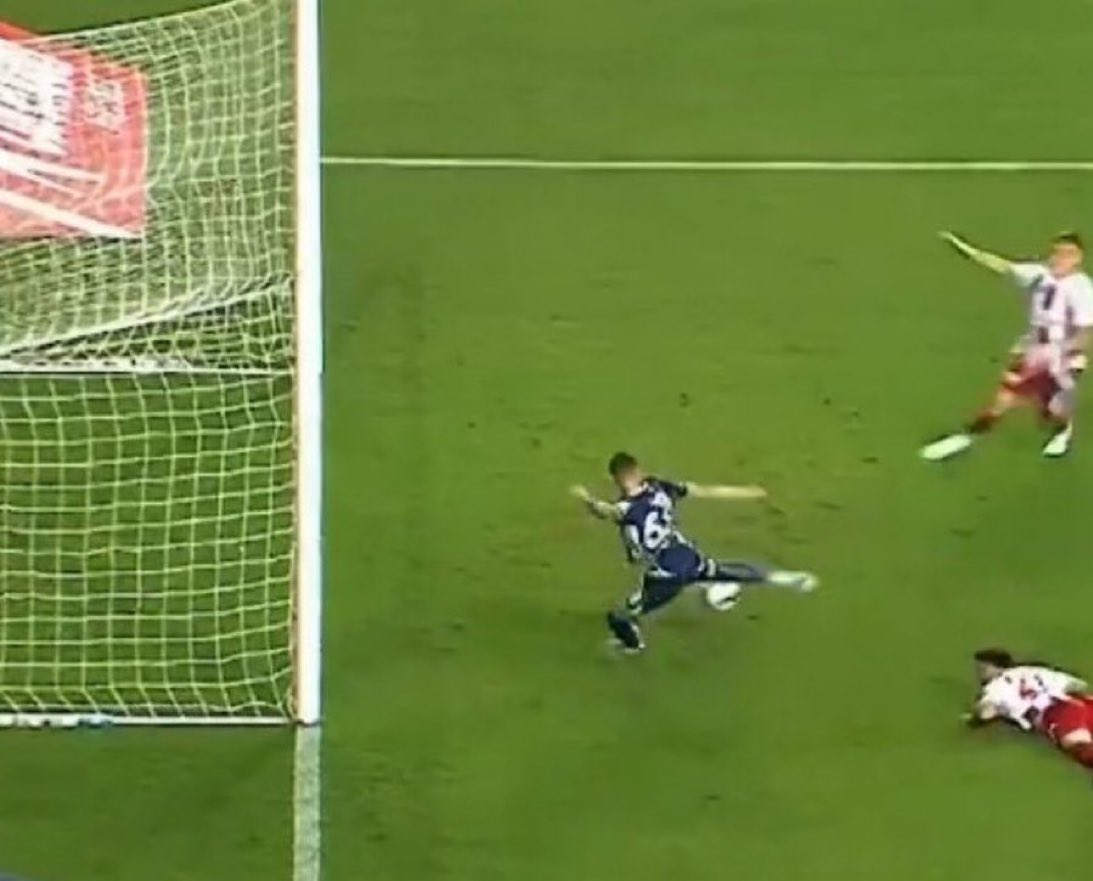 Szymanski isterse 20 km koşsun şunu atamayan adam bi sonraki hafta halısahaya çağrılmaz ayrıca ostervoldeden bek olmaz çağlar bu takımın ilk stoperi olmaz tadic sağ kanat oynamaz doğru tek birşey yok amk takımda