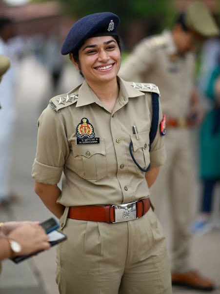 ACP सुकन्या शर्मा आज सुबह से मीडिया से लेकर पूरे UP में छाईं हैं। पूर्व CM अखिलेश यादव ने भी इन्हें प्रोत्साहित किया है-

रात 12 बजे आगरा में 112 में कॉल जाती है। पुलिस कंट्रोल रूम में फोन पर कोई महिला थी, जिन्होंने पुलिस से मदद मांगी। महिला ने कहा कि वो सुनसान सड़क पर अकेली है।