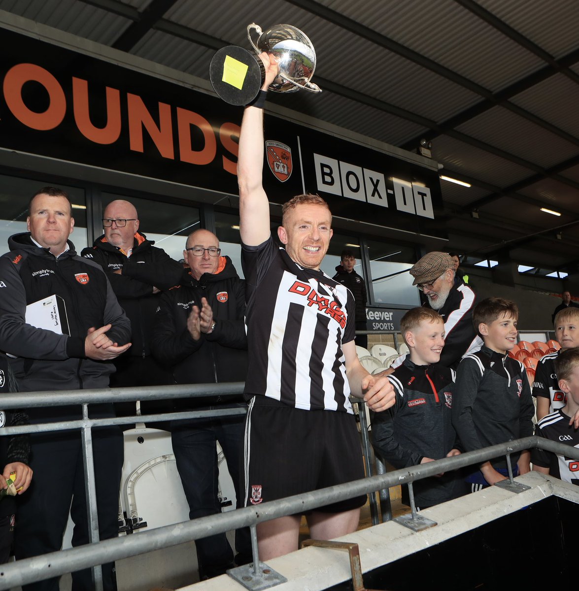 Armagh_GAA's tweet image. Armagh Senior Hurling Championship Final.

Congratulations to Middletown Na Fianna who were crowned 2024 Senior Champions and also achieved 6 titles in a row 

#clubtothecore ⚫️⚪️