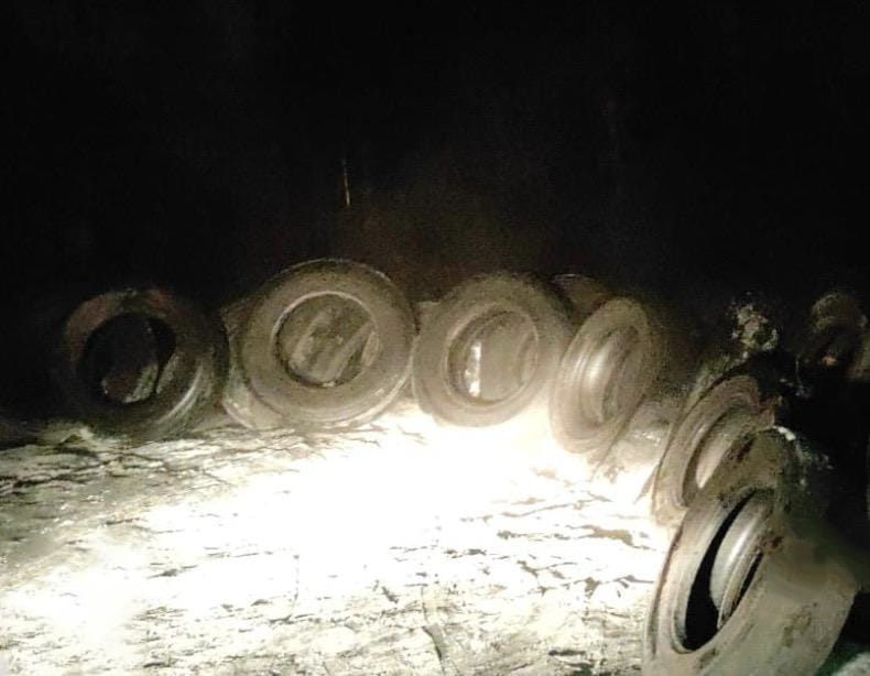 📛 #URGENTE | Dos personas fueron detenidas esta madrugada cuando realizaban la quema de aproximadamente 60 llantas para extraer alambre, en el bosque junto al parque Metropolitano del sur. En este mismo lugar el miércoles pasado tuvimos que apagar un incendio forestal.

🔎 En