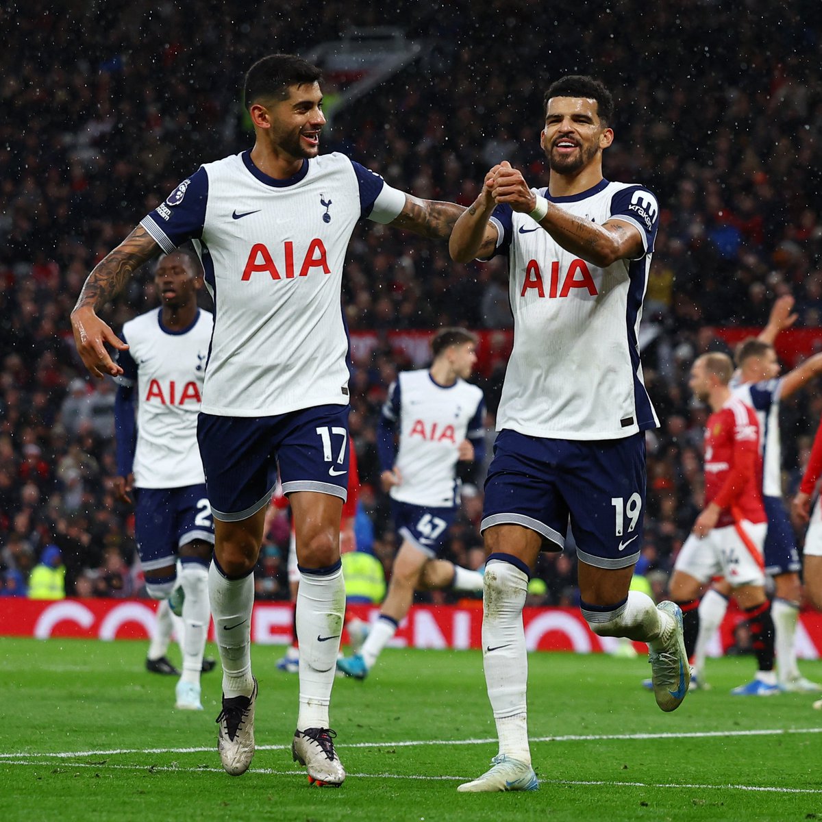 That's 3️⃣ for <a href="/SpursOfficial/">Tottenham Hotspur</a>!

Two substitutes make an instant impact as Lucas Bergvall's corner is flicked on by Pape Sarr, and the pair's work results in Dominic Solanke tapping in!
 
#MUNTOT