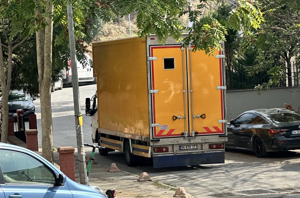 emregoksin's tweet photo. 18 sene önce geldiğim İstanbul’dan, aynı adrese bugün 4 kişilik bir aile olarak  dönüyoruz. İzmir tayfaya selam 👋 https://t.co/2wvApV2NmL