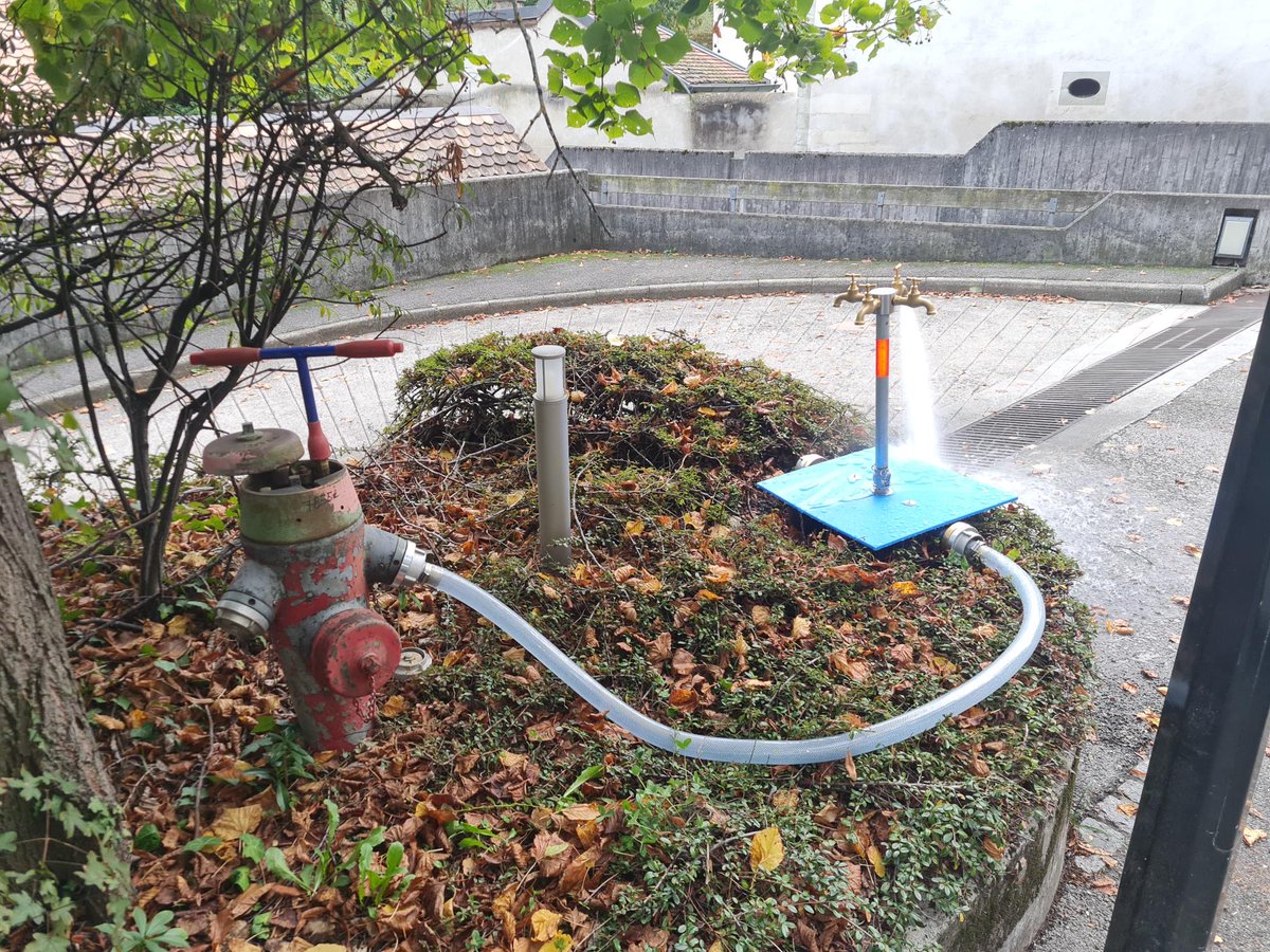 L’eau du robinet étant impropre à la consommation dans neuf communes de la Rive gauche, des points d’alimentation en eau potable sont en cours d’installation. Une ligne verte a été mise en service afin de répondre aux questions. ww2.sig-ge.ch/actualites/eau…
