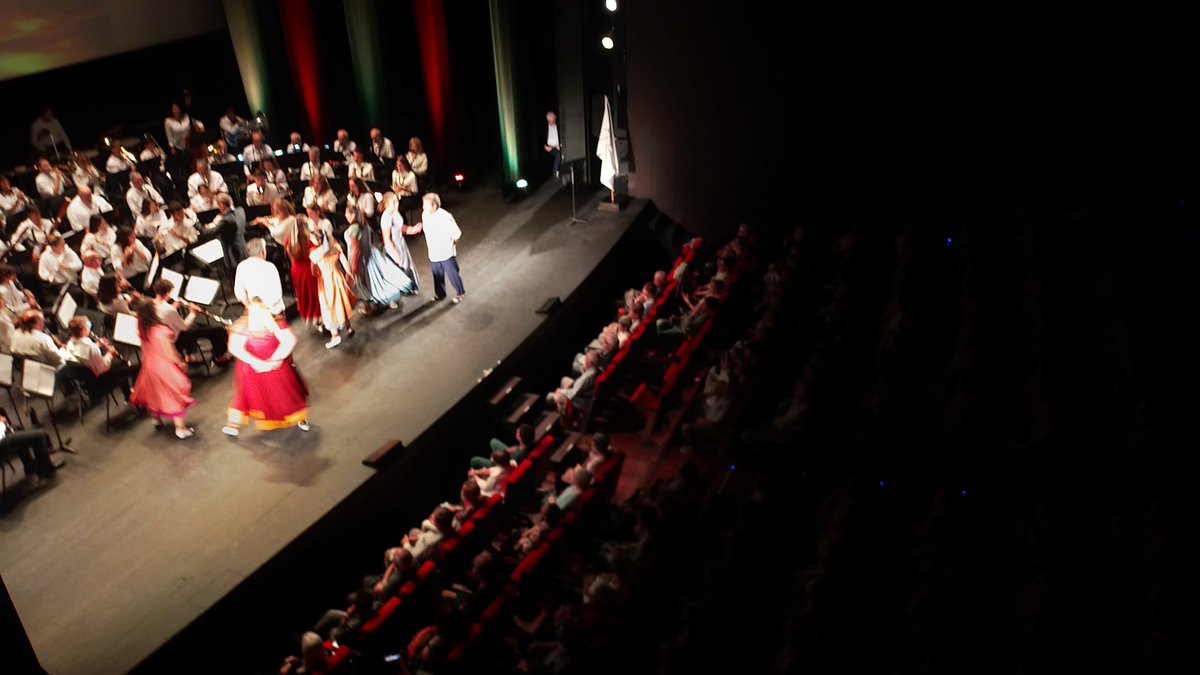 Kursaalmanresa's tweet photo. Tanquem el cap de setmana de la millor manera possible amb el Concert de la Capitalitat de la Sardana a càrrec de la Unió Musical de Bages i amb dansaires de la comarca! 

Un autèntic viatge musical per la història de la sardana. Fabulós! 

#Manresa #Kursaalmanresa https://t.co/JSorgJvOTm