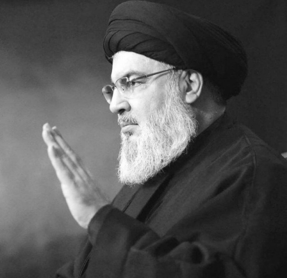 zahraalzearjaue's tweet photo. "امسحوا الدموع.. 
انهضوا وانفضوا غبار الحزن..
اعصبوا جباهكم بالعصبة الصفراء.. 
إشحذوا الهمم بعد المصاب الجلل..
فلا عزاء سوى الثأر..
ولا يطفئ لهيب قلوبنا سوى صواريخ أعدّها مع شبابه المرابطين على الجبهات.
رحل شهيداً.. ونحن سننتقم.
يا مدرك الثارات.
لبيك يا #نصرالله #استشهاد_السيد https://t.co/ny8H9szz8K