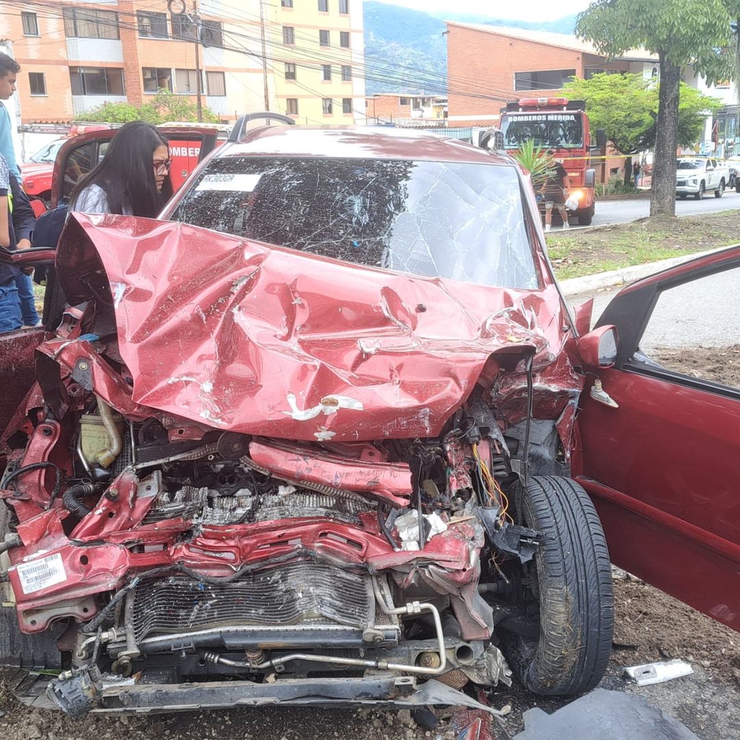 jquinteronews's tweet image. #29Sep | #Mérida Fuerte accidente que involucró varios vehículos en la avenida Las Américas dejó heridos y fallecidos.

Fotografías Cortesía
