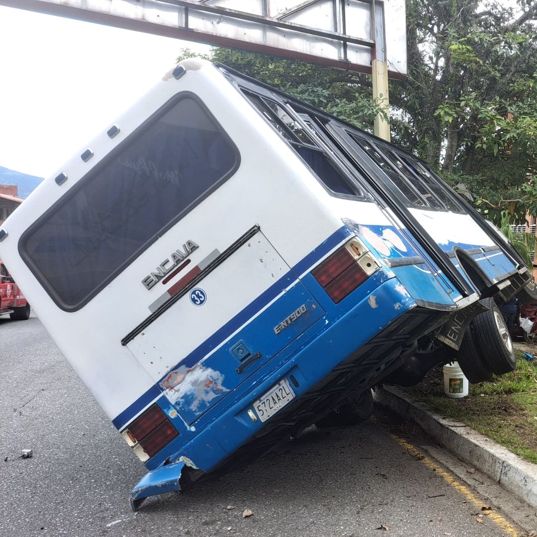 jquinteronews's tweet image. #29Sep | #Mérida Fuerte accidente que involucró varios vehículos en la avenida Las Américas dejó heridos y fallecidos.

Fotografías Cortesía
