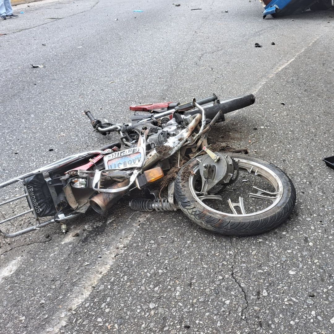 jquinteronews's tweet image. #29Sep | #Mérida Fuerte accidente que involucró varios vehículos en la avenida Las Américas dejó heridos y fallecidos.

Fotografías Cortesía