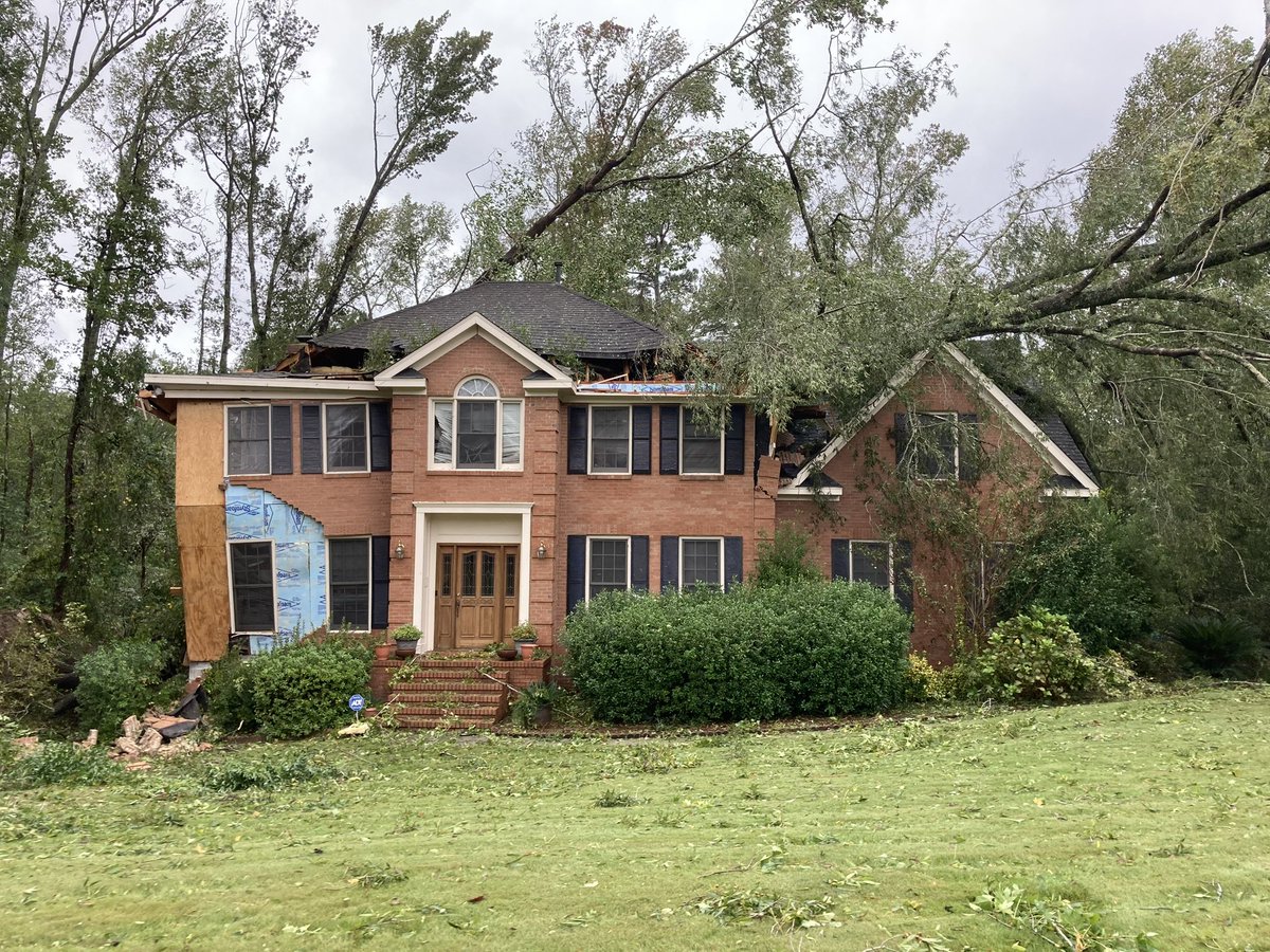 sweatystartup's tweet image. Augusta GA is a nightmare.

No fuel within 60 miles.

Power will be out for 2+ weeks.

This morning they turned off city water to over 30,000 houses.

Scary situation there.