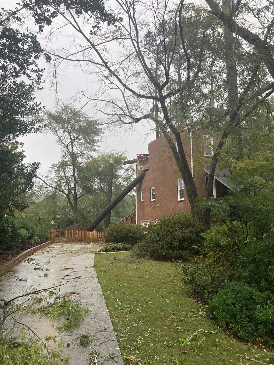 sweatystartup's tweet image. Augusta GA is a nightmare.

No fuel within 60 miles.

Power will be out for 2+ weeks.

This morning they turned off city water to over 30,000 houses.

Scary situation there.