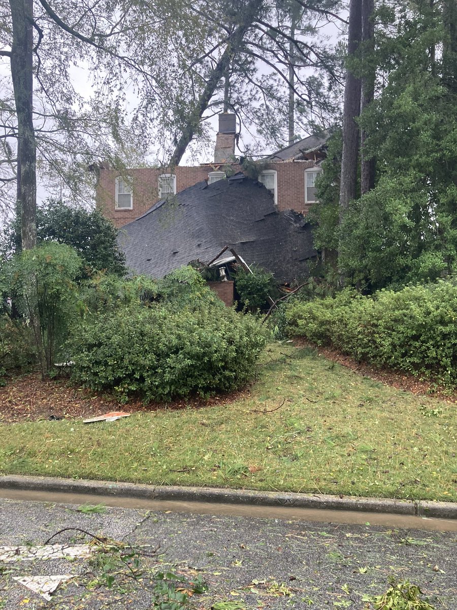 sweatystartup's tweet image. Augusta GA is a nightmare.

No fuel within 60 miles.

Power will be out for 2+ weeks.

This morning they turned off city water to over 30,000 houses.

Scary situation there.